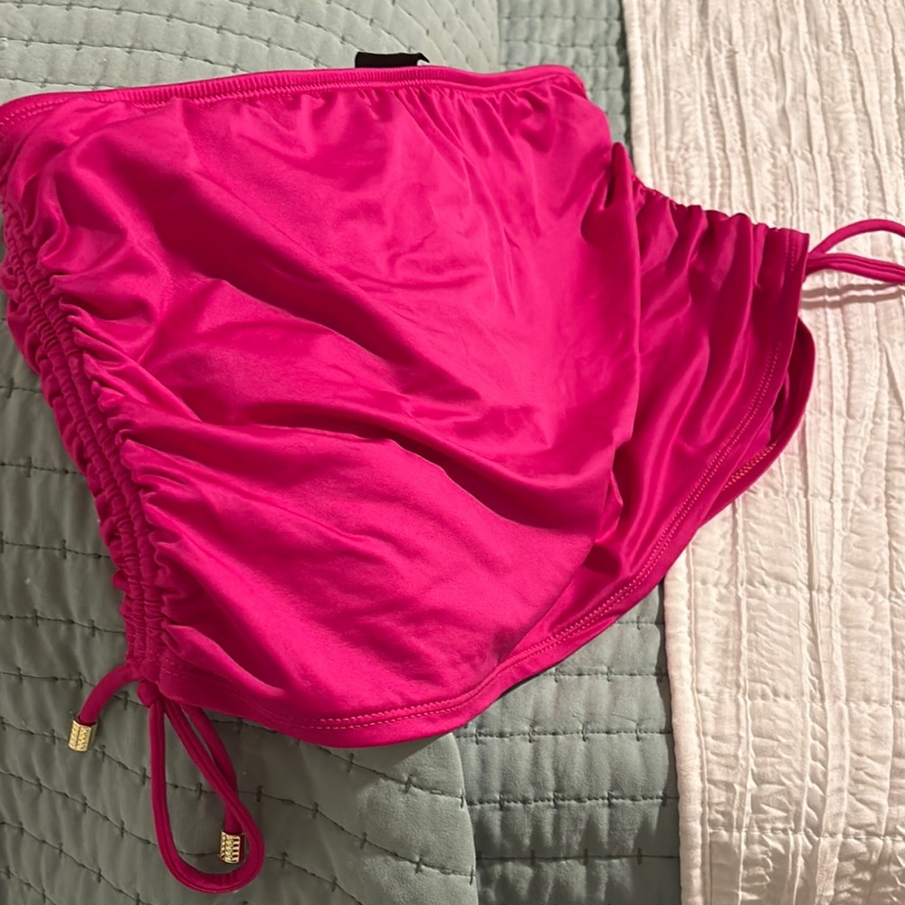 Vibrant fuchsia  Pink Apt 9 swim skirt size 8 that’s is absolutely stunning